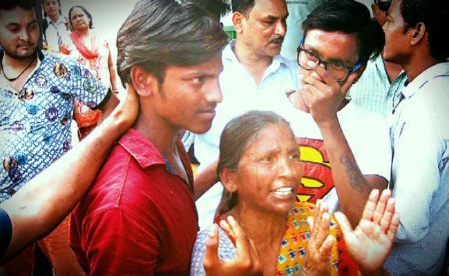 झारखंड : छेड़खानी करते पकड़ाये दो भाई, जमकर हुई पिटाई, मां ने मांगी माफी तब छोड़ा