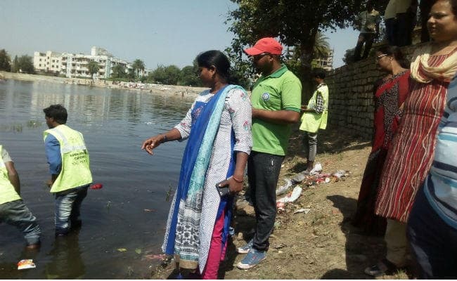 VIDEO : छठ घाट की सफाई का निरीक्षण करने पहुंची मेयर, लोगों ने पानी में आग लगाकर दिखायी स्थिति