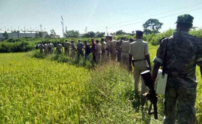 हाथों में AK 47 लिये SSP कुलदीप द्विवेदी ने मुठभेड़ का किया नेतृत्व, कार्बाईन के साथ तीन अपराधी धराये हाथों में AK 47 लिये SSP कुलदीप द्विवेदी ने मुठभेड़ का किया नेतृत्व, कार्बाईन के साथ तीन अपराधी धराये