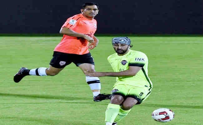 #CelebrityClasico : फुटबॉल में धौनी का धमाका, विराट सेना ने अभिषेक की आल स्टार्स को 7-3 रौंदा