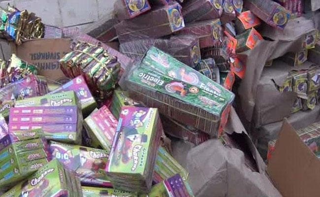 जान जोखिम में डाल कर अवैध पटाखे निर्माण कार्य से जुड़े लोग