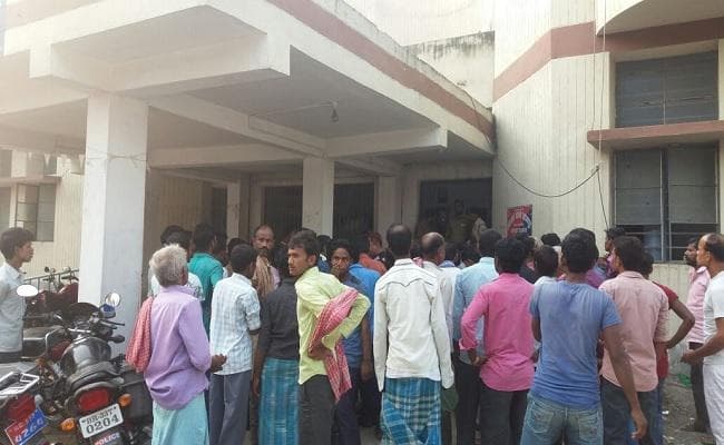 VIDEO : समस्तीपुर में परिजनों को जख्मी कर युवती को किया अगवा, आक्रोशित भीड़ ने थाना को घेरा