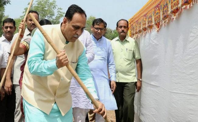 2012 में नरेंद्र मोदी को रोकने के लिए कांग्रेस ने चुनाव तारीखों को प्रभावित किया था : विजय रूपानी