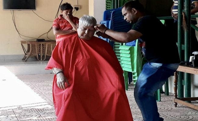 लालू ने कटवाये बाल कहा,  बनावटी चाय वाले की नहीं दूध वाले की देसी शैली