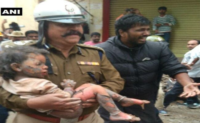 कर्नाटक :  सिलिंडर ब्लास्ट में 6 की मौत, माता - पिता को खो चुकी बच्ची को गोद लेगी सरकार