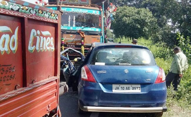चंदवा में ट्रक से भिड़ी स्विफ्ट कार, 3 की मौत, एक घायल