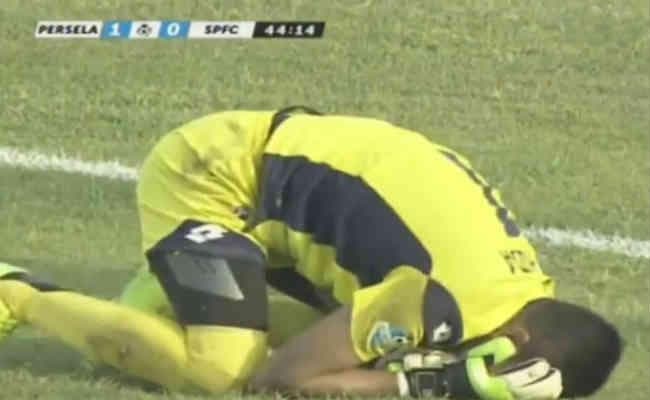OMG : लाइव मैच के दौरान हुई टक्कर, फुटबॉलर की मौत, देखें VIDEO