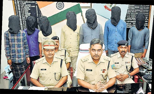 धुर्वा में शूटरों के साथ हुई मुठभेड़ के बाद पुलिस की गिरफ्त में आये सात अपराधी, फरार राकेश वर्मा चलाता है गिरोह, बीनू का ड्राइवर करता था हथियारों की सप्लाई धुर्वा में शूटरों के साथ हुई मुठभेड़ के बाद पुलिस की गिरफ्त में आये सात अपराधी, फरार राकेश वर्मा चलाता है गिरोह, बीनू का ड्राइवर करता था हथियारों की सप्लाई