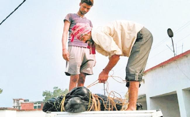 बिहार : एंबुलेंस न मिलने पर निजी वाहन की छत पर वृद्ध का शव ले गये परिजन