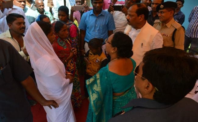 मनोज नगेशिया के परिजनों से मिले मुख्यमंत्री रघुवर दास, पत्नी को दिया नौकरी का आश्वासन