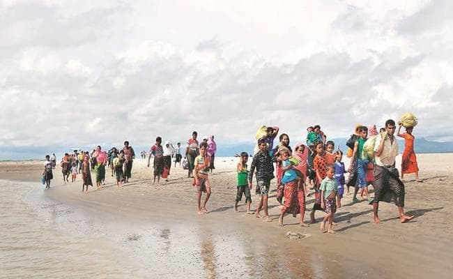 सीमा पार कर हजारों की संख्या में अब भी बांग्लादेश पहुंच रहे रोहिंग्या मुसलमान