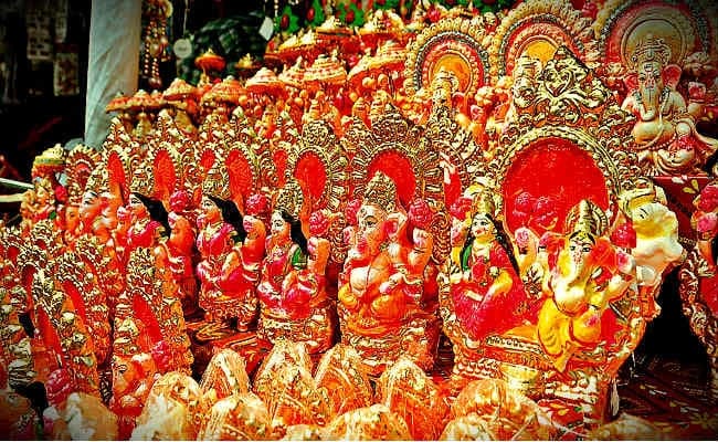 दीपावली को लेकर सज गया दीया व मूर्तियों का बाजार