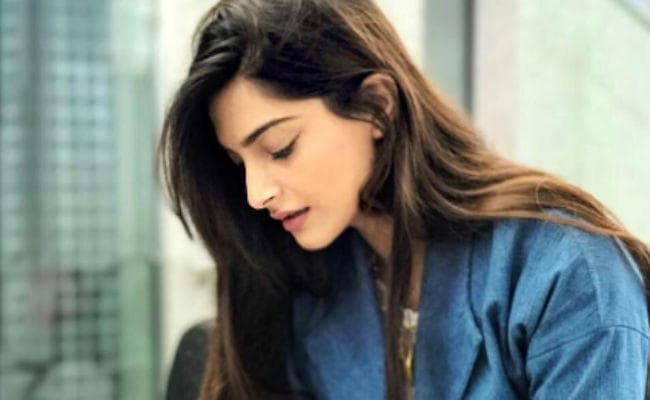 CAT FIGHT को लेकर भड़की सोनम कपूर, लिखा ओपन लेटर...