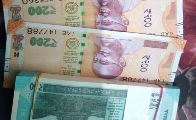 बैंक में नहीं मिल रहा 200 का नोट, तो 220 रुपये में बाजार से खरीद लीजिए...