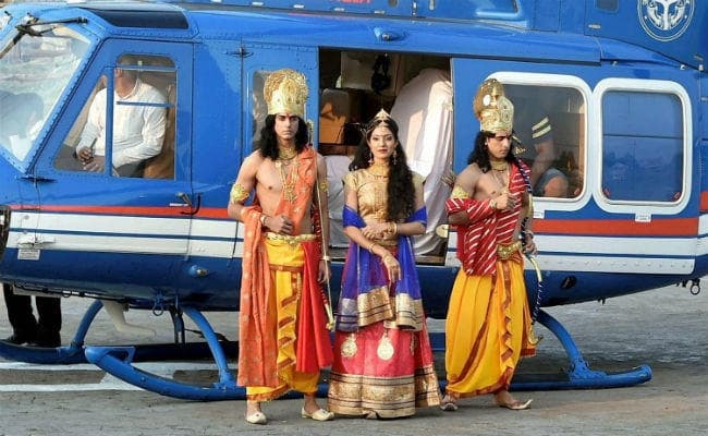 IN PICS अयोध्या : हेलीकॉप्टर से उतरे भगवान राम, 1.87 लाख दीपों से सरयू तट रोशन