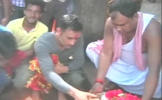 दिवाली के दिन दिवड़ी मंदिर पहुंचे एमएस धौनी, पूजा-अर्चना की