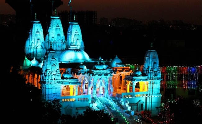 पूरे देश में हर्षोल्लास के साथ मनी दीपावली, मोदी ने जवानों को खिलायी मिठाई