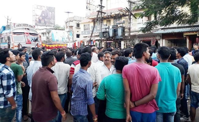 Jharkhand : सिमडेगा में मंदिर में फेंका प्रतिबंधित मांस, विरोध करने पर पुलिस ने किया लाठीचार्ज, दो घायल, एक गिरफ्तार