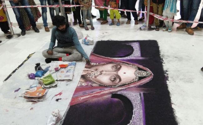 ''पद्मावती'' की रंगोली नष्‍ट करने के आरोप में 5 लोग गिरफ्तार