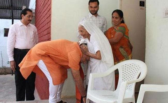 पीएम मोदी की मां ने दिवाली पर किया गरबा, वीडियो वायरल