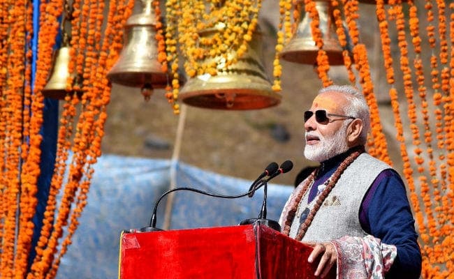 IN PICS: काला चश्मा-नीला कुर्ता-गले में रुद्राक्ष, ''शिवभक्त'' मोदी ने कहा- बाबा ने मुझे सेवा का मौका दिया