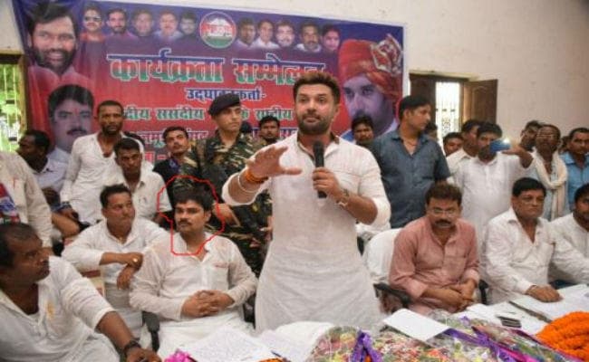 लोजपा जिलाध्यक्ष शराब के नशे में जुआ खेलते गिरफ्तार