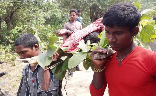 झारखंड में राजनीतिक वर्चस्व की लड़ाई, चौपारण में मुखिया लुपुंग मुंडा को धारदार हथियार से काट कर मार डाला, तीन गिरफ्तार