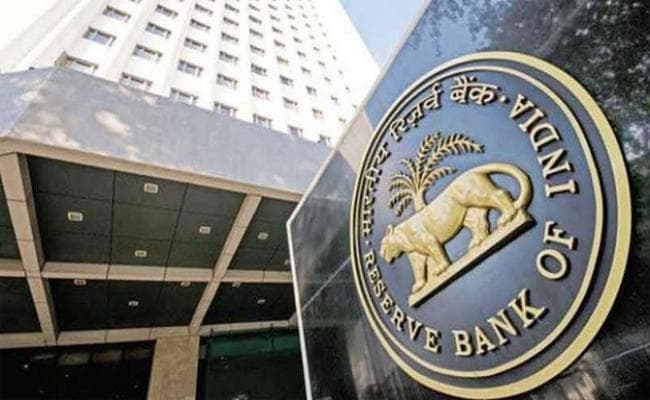 RBI ने कहा - आधार को बैंक खातों से जोड़ना नहीं है जरूरी...!