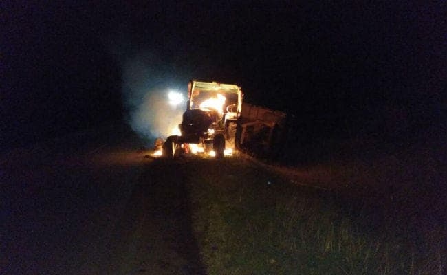 ट्रैक्टर से कुचलकर युवक की मौत, लोगों ने ट्रैक्टर को आग लगायी, पुलिस को करना पड़ा बल प्रयोग