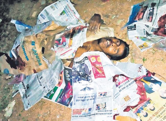 शर्मनाक! शव को खुले में छोड़ गयी गुमला पुलिस, नोंच-नोंचकर खाने लगे कुत्ते