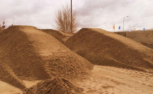 बिहार : बालू रखने के लिए सरकार ने सभी जिलों के डीएम से मांगी पांच एकड़ जमीन