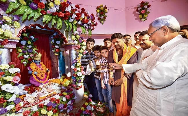 चित्रगुप्त पूजा :नीतीश कुमार ने शिक्षा व समृद्धि के लिए झुकाया शीश