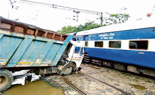 जामताड़ा :ट्रैक पर फंसा हाइवा, ट्रेनों का परिचालन घंटों बाधित