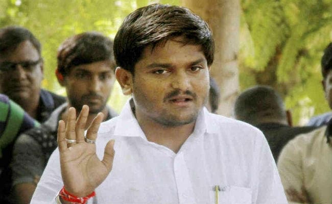 पाटीदार नेता हार्दिक पटेल को ''डबल झटका'', दो सहयोगियों ने भाजपा का दामन थामा