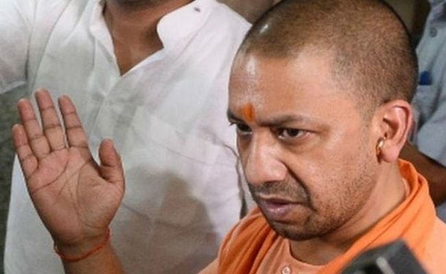 योगी आदित्यनाथ बुंदेलखंड के दो दिवसीय दौरे पर पहुंचे हमीरपुर, दीप प्रज्वलित कर कार्यक्रम की शुरुआत की