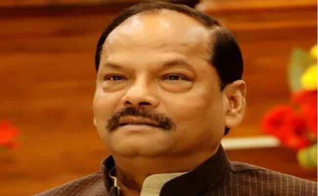 झारखंड : सीएम रघुवर दास ने नगाड़ा बजाकर कार्तिक जतरा का किया उटघाटन