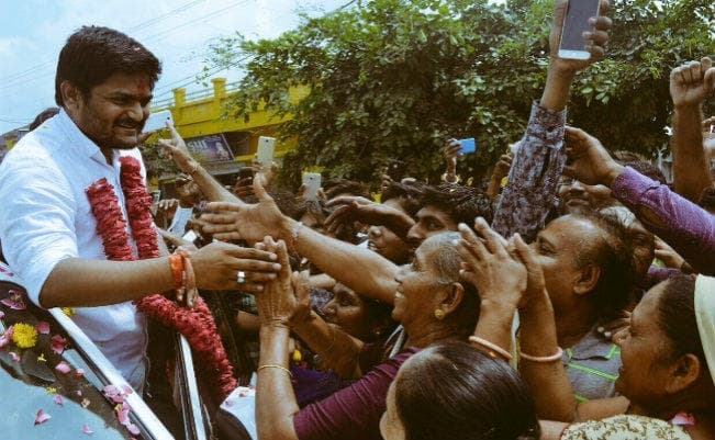 हार्दिक पटेल ने शुरू की गुजरात यात्रा, गोधरा में मुसलिम समुदाय से मिले, भाजपा-कांग्रेस को कोसा