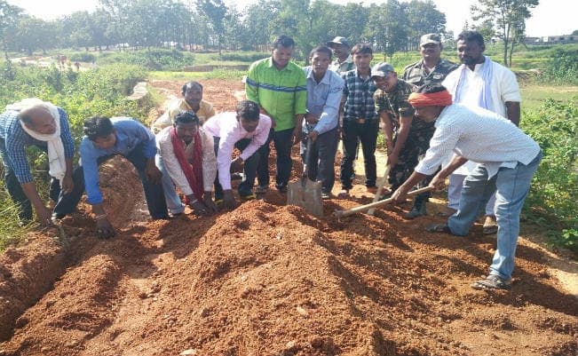 गोमिया में श्रमदान से रोड निर्माण