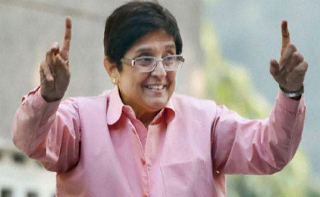 किरण बेदी ने दी सफाई – वृद्ध महिला को गलती से PM की मां समझ लिया