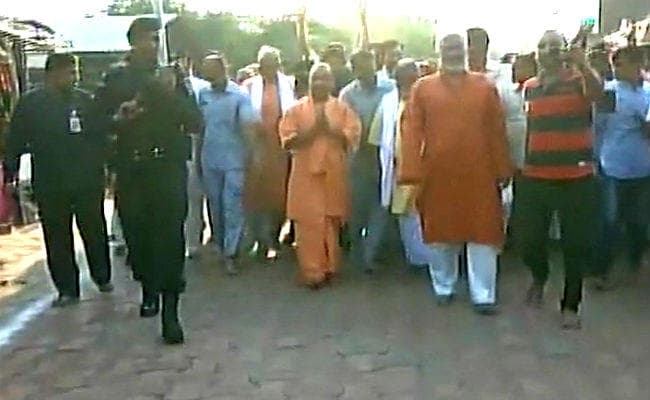 चित्रकूट : कामतानाथ मंदिर में सीएम ने पूरी की 5 किमी लंबी परिक्रमा, कई योजनाओं का किया शिलान्यास