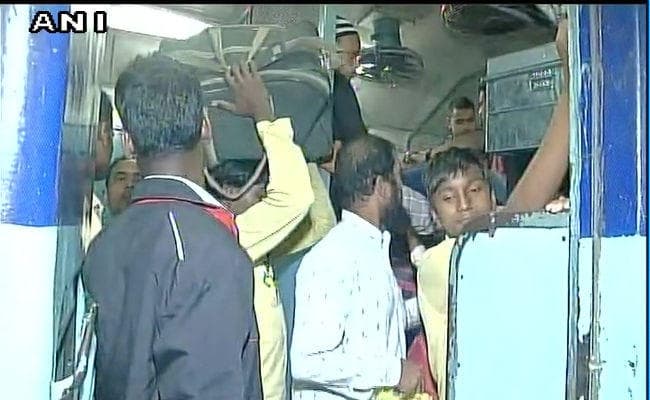 दिल्ली से छठ में घर आने को बेताब बिहार के लोग, ट्रेन में पैर रखने की जगह नहीं