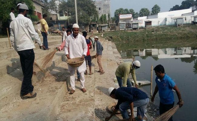 VIDEO में देखिए, सामाजिक सद्भाव के मिसाल बने मुस्लिम युवा, छठ घाटों की कर रहे हैं सफाई