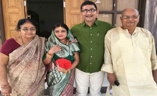 53 साल पुरानी साड़ी का सम्मान और संस्कृति से रिश्ता, पढ़ें क्यों भावुक हुआ पूरा परिवार