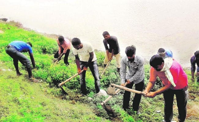 अकबर, वकार और महताब ने छठ घाट बना कर पेश की गंगा जमुनी तहजीब