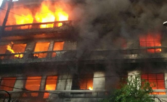 लुधियाना : सिंगार सिनेमा के पास लगी भीषण आग, देखें वीडियो