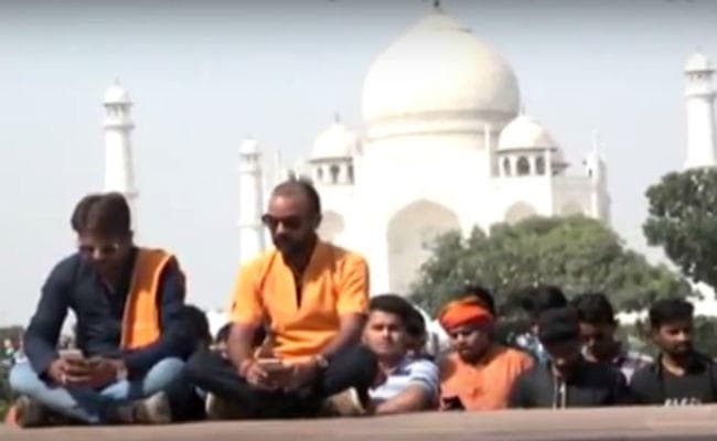 मुख्यमंत्री योगी आदित्यनाथ के दौरे से पहले ताजमहल में शिव चालीसा का पाठ, देखें वीडियो