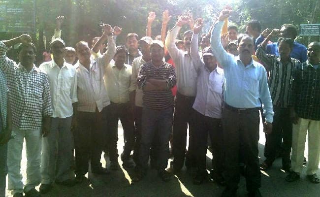 बोकारो थर्मल बी प्लांट में हुई 60 कामगारों की छंटनी, विरोध में मजदूरों ने किया प्रदर्शन