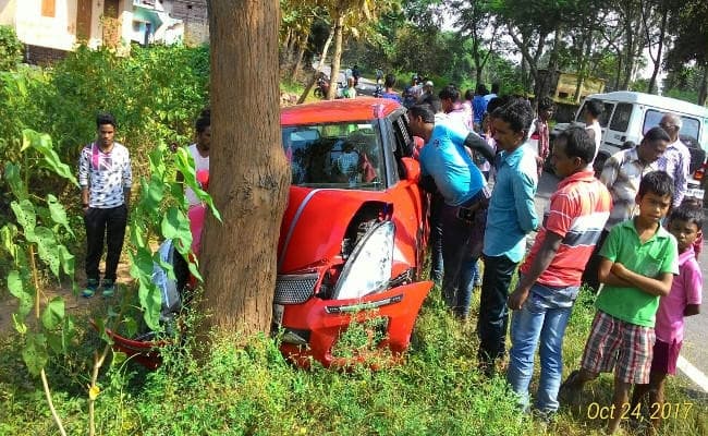 लोहरदगा में स्विफ्ट डिजायर कार पेड़ से टकरायी, तीन गंभीर रूप से घायल