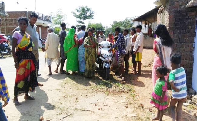 लातेहार में महिला स्कूटी चला रही थी, तभी हेडलाईट से निकला जिंदा सांप...