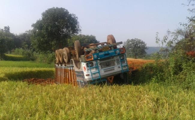 गुमला जा रहा ट्रक रामगढ़ में दुर्घटनाग्रस्त, धान के खेत में पलटा
